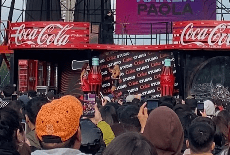 Karen Paola y Vesta Lugg felicitaron a las y los asistentes en Parque Isla Cautín de Temuco para ser parte del Coke Studio de Coca Cola