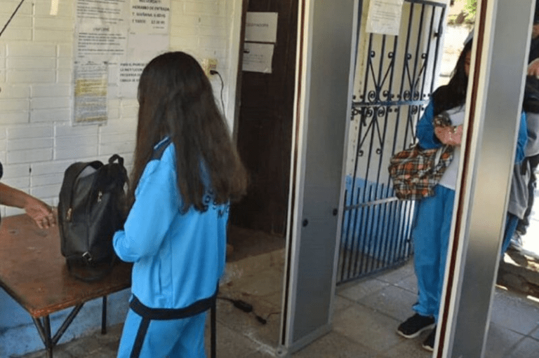 ¿ESTARÍAS DE ACUERDO CON ESTA MEDIDA DE SEGURIDAD? Municipio evalúa instalar pórticos detectores de metales en colegios de Lautaro