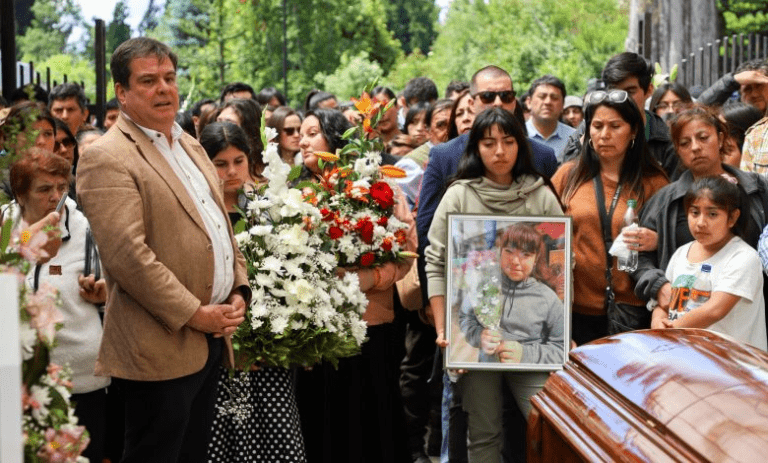 En Pillanlelbún despiden a Karla. Fiscalía, en tanto, descarta lesiones fatales o de violación
