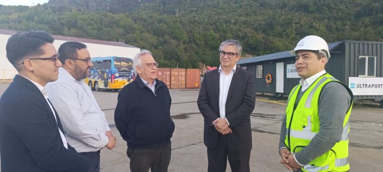 Ministro de Hacienda participa de inédita visita a dependencias de Empresa Portuaria Chacabuco