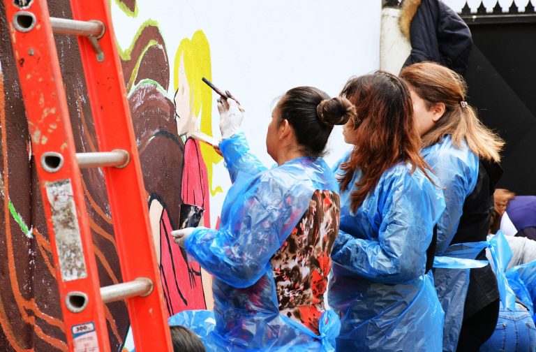 Mujeres sobrevivientes de violencia plasman sus experiencias en un mural terapeútico en Temuco