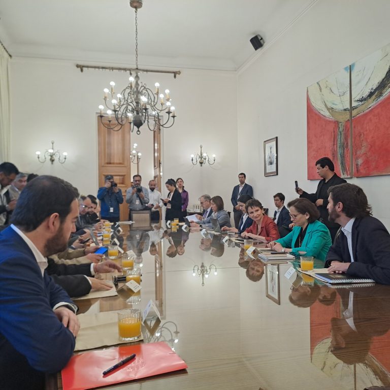 Gobernadores regionales se reúnen en la moneda para manifestar su preocupación por la retención de recursos comprometidos por DIPRES