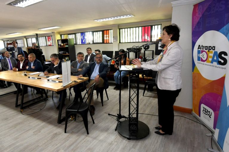 En Temuco: Ministra de salud firma compromiso para impulsar centros de diálisis municipales