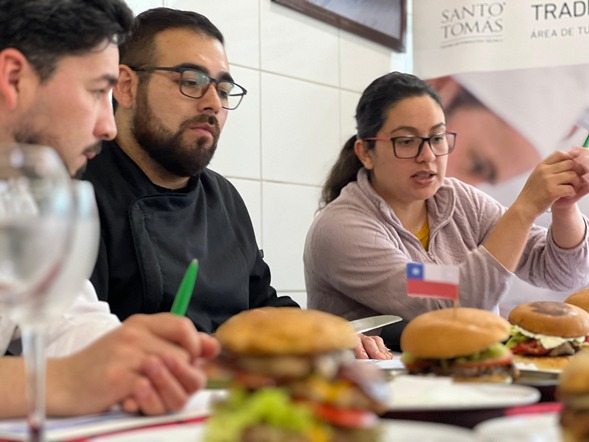 En concurso gastronómico: Estudiantes de CFT Santo Tomás preparan sándwiches clásicos de la cocina internacional y chilena