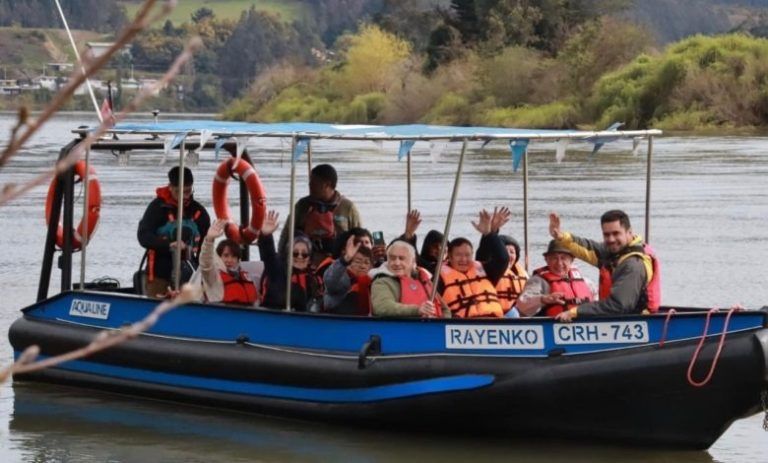 Embarcación Rayenko invita a navegar en Ruta Fluvial Carahue Navegable