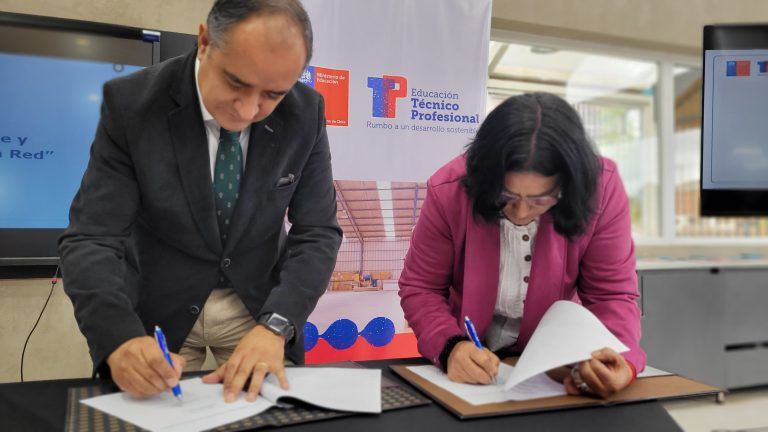 Educación y cámara de comercio de Temuco firman convenio de colaboración en beneficio de Red Técnico Profesional