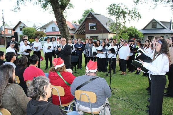 Coro del Teatro Municipal de Temuco llevó el espíritu navideño a los barrios de la ciudad
