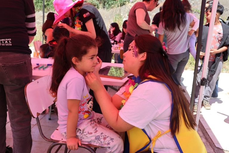 Universidad Autónoma de Chile obsequió regalos en el sector Lanín de Temuco