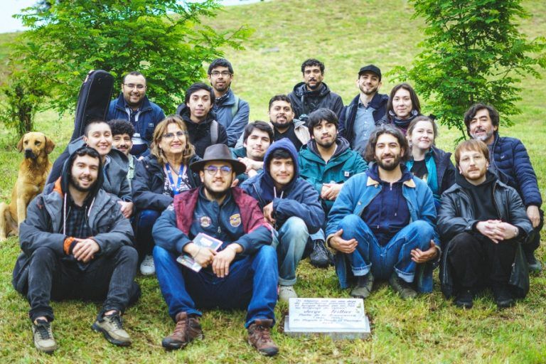Inauguran memorial al poeta Jorge Teillier en Fundo El Carmen