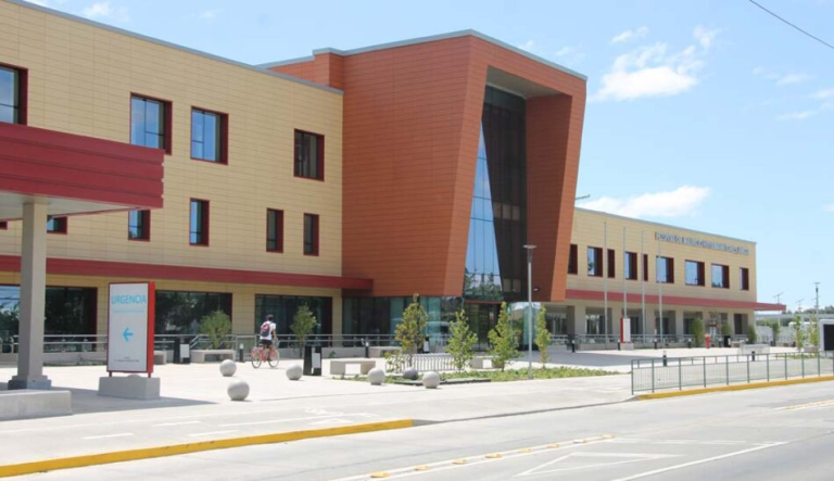 Senadora Aravena califica como un “escándalo” priorización de funcionarios y familiares en hospitales y exige “máximas sanciones”