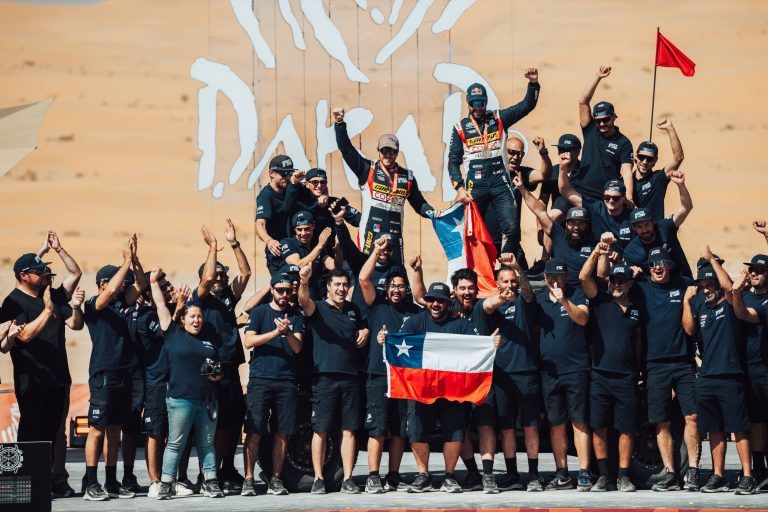 CHALECO LÓPEZ repite hazaña de ganar un séptimo podio en la carrera de autos más extrema del mundo