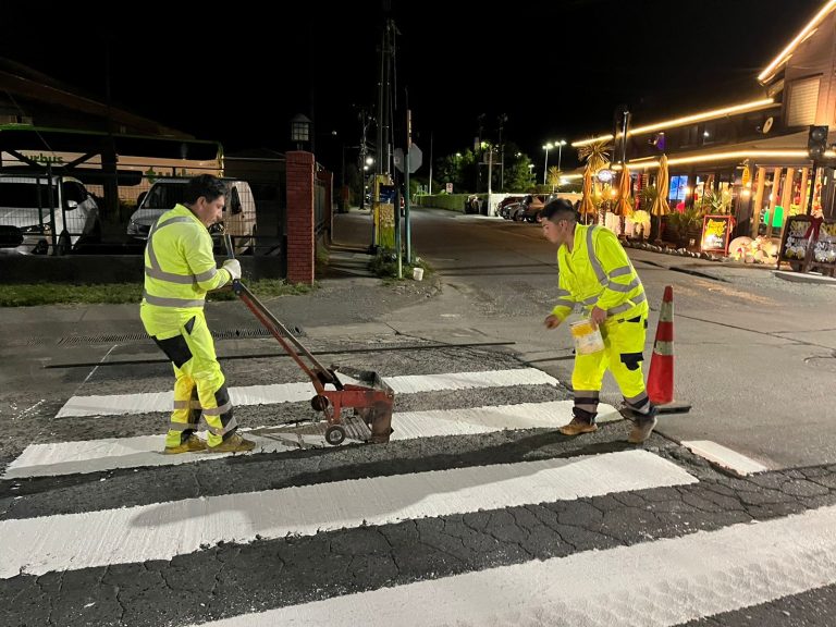 Municipalidad de Pucón realiza trabajos de pintado y demarcación en las calles de la comuna