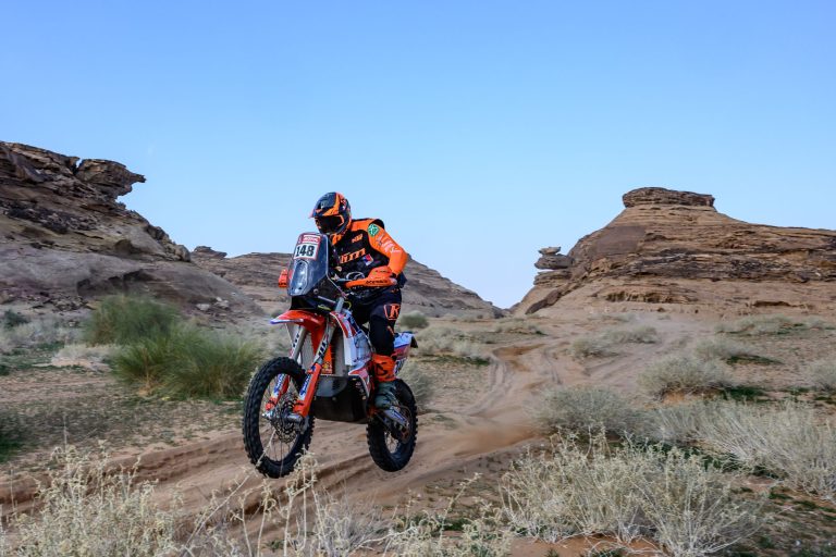 Tomás De Gavardo cae en el prólogo, pero sigue firme en la competencia del DAKAR 2025