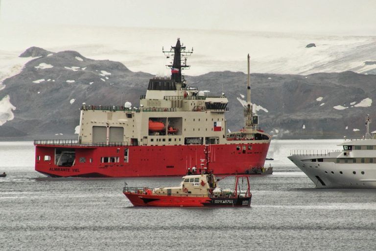 Integrantes del Programa Nacional de Ciencia Antártica llegan al Continente Blanco en la primera travesía del rompehielos Óscar Viel 