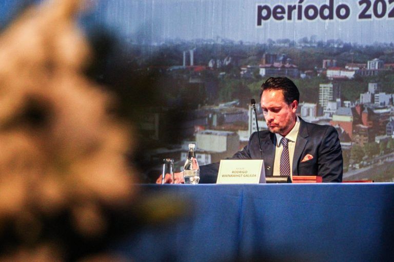 Despiden a 163 funcionarios en P. Montt: alcalde Wainraihgt detectó excesos de pagos en horas extras