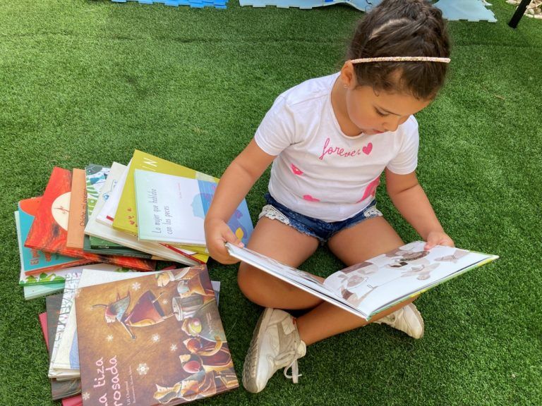 Vacaciones llenas de aventuras: Descubre cómo fomentar el amor por la lectura en niños y niñas este verano