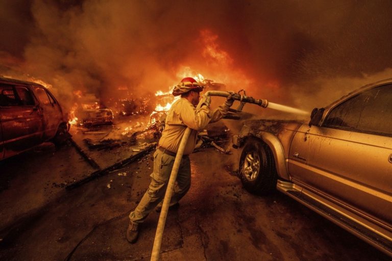Ascienden a cinco los muertos por los incendios en Los Ángeles (EEUU)