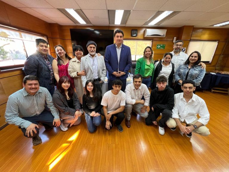 Alcalde de Pucón recibe a puntajes nacionales de la PAES en la Municipalidad