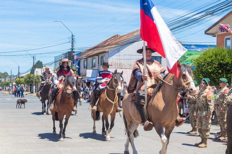 Teodoro Schmidt celebró el 44° aniversario comunal con un acto cívico y desfile
