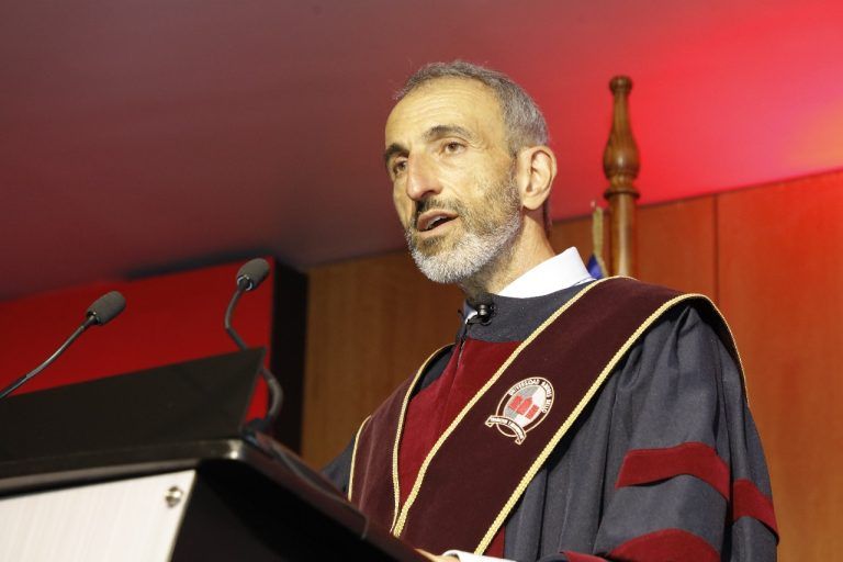 UNAB distingue al físico Salvatore Mele con el grado de Doctor Honoris Causa por su aporte a la difusión del conocimiento a nivel internacional