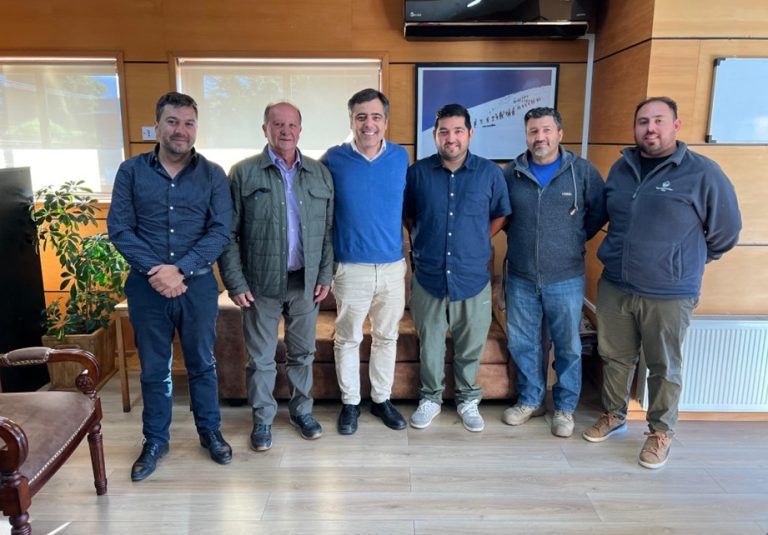 Alcalde Sebastián Álvarez y superintendente de bomberos de pucón refuerzan trabajo mancomunado