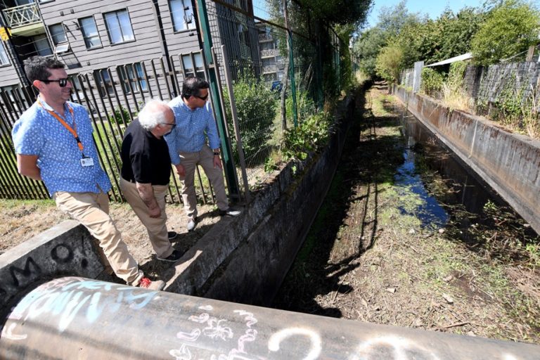 Vecinos del sector norte de Temuco destacan avances en limpieza municipal de canal Gibbs para evitar plagas e inundaciones