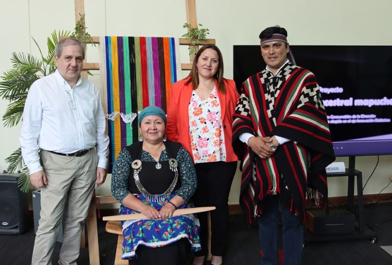 Académicos de Inacap y tejedoras mapuche analizaron geometría presente en tejidos ancestrales