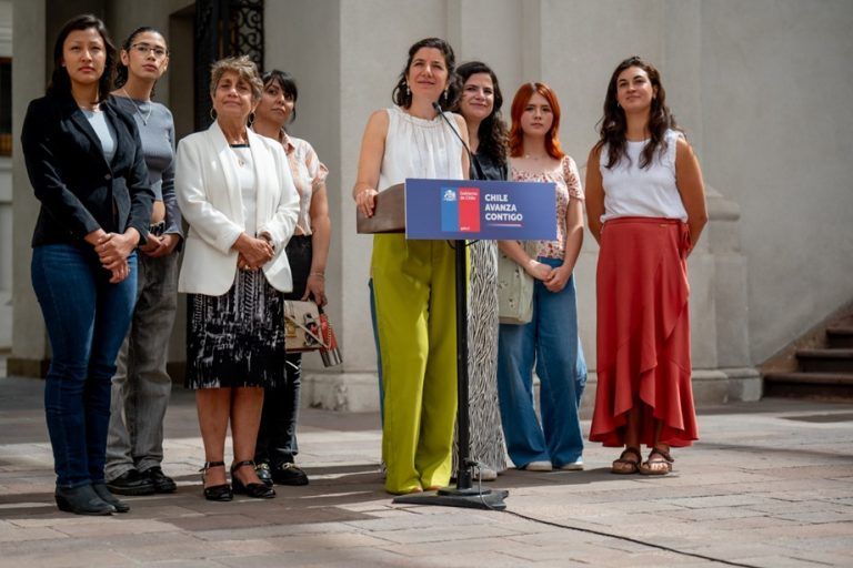 Gobierno reconoce a futuras estudiantes de carreras de Ciencias, Tecnología, Ingeniería y Matemáticas 