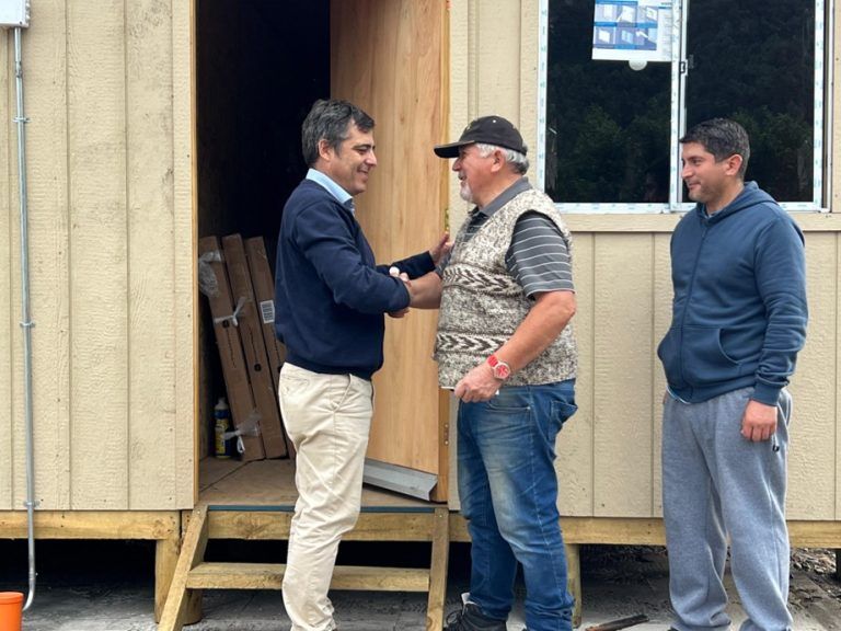 Alcalde Sebastián Álvarez hace entrega de vivienda de emergencia a familia afectada por incendio