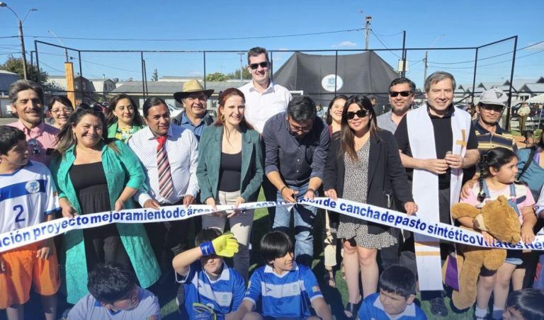 Subsecretaria del deporte Emilia Ríos visita Loncoche e inaugura nueva cancha sintética en Villa Los Héroes