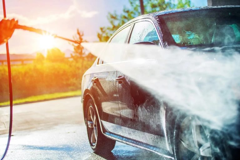 Cuidado con lavar tu auto en la calle: multas pueden superar los $300 mil, ¿qué dice la Ley?