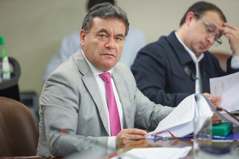 Diputado Beltrán exige pago inmediato de bono a asistentes de la educación