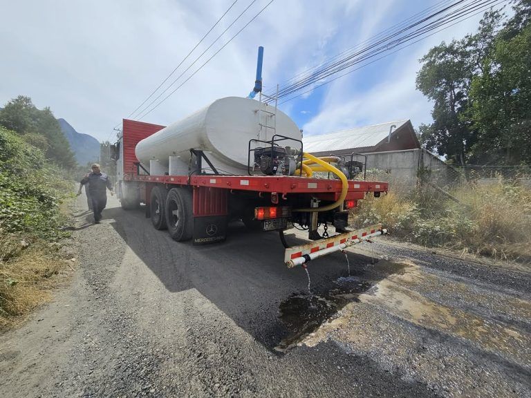 Histórico hito en Pucón: Alcalde Sebastián Álvarez bate récord en mantención de caminos con innovador tratamiento de bischofita