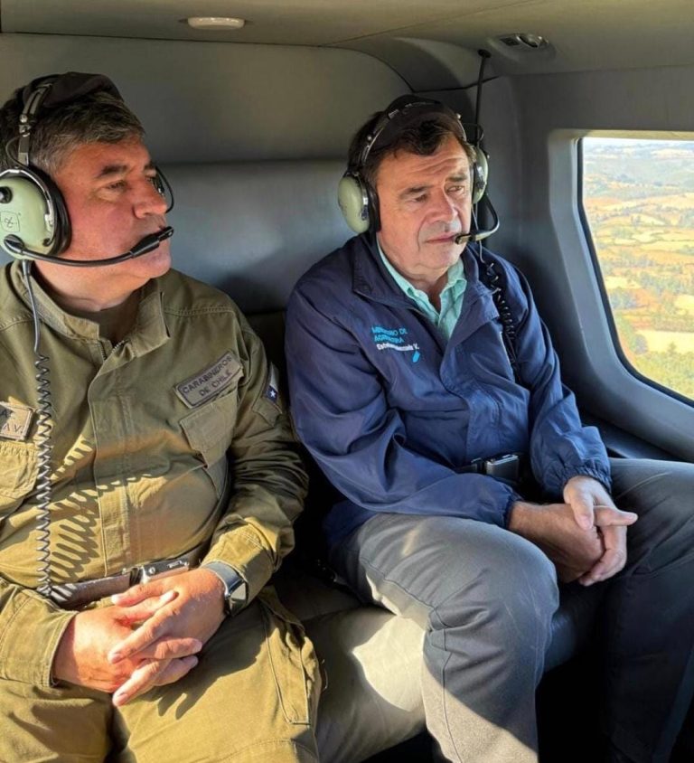 Ministro Valenzuela sobrevuela la región de La Araucanía para monitorear el avance de los incendios y confirma emergencia agrícola