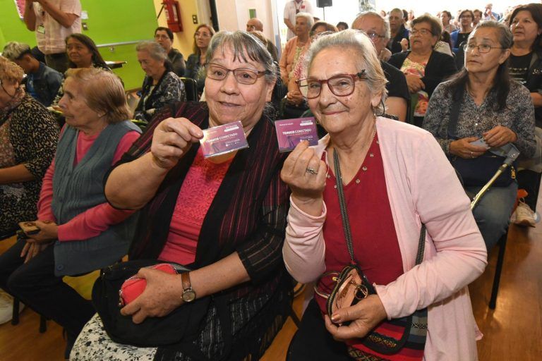 MTT inicia entrega de tarjeta a personas mayores para futuro pago electrónico en buses