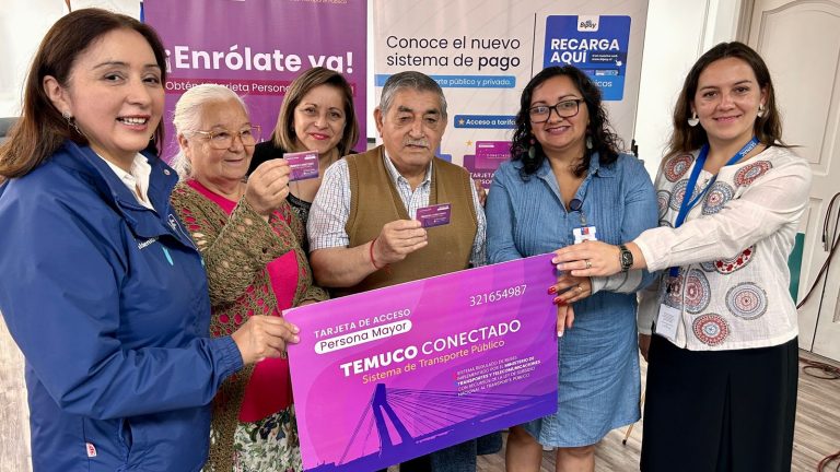 Personas mayores de padre las casas reciben tarjeta para futuro pago electrónico en buses