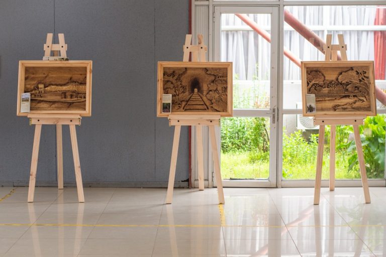 Inaugurarán exposición de cuadros tallados en madera inspirados en paisajes culturales de Loncoche.