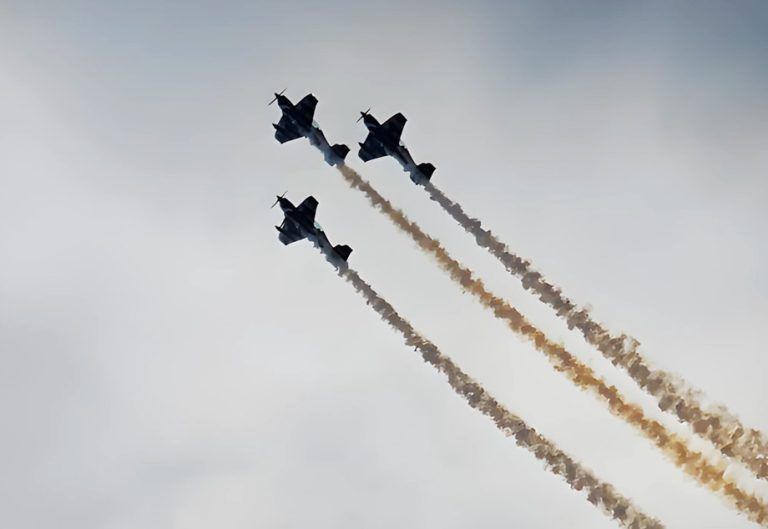 Los halcones de la FACH deslumbran en pucón con espectáculo aéreo de clase mundial