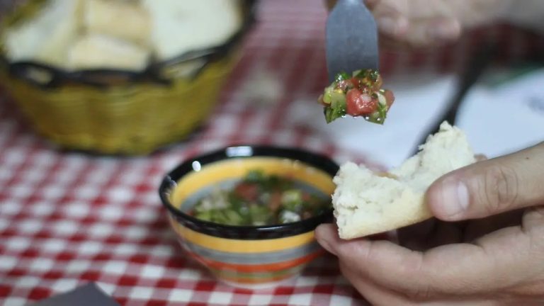 “Viajar y Comer”, la primera guía gastronómica de Copec que invita a explorar Chile a través de su cocina