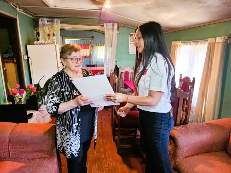 Bienes Nacionales de La Araucanía apoya a adulta mayor de Temuco y entrega título de dominio en su domicilio
