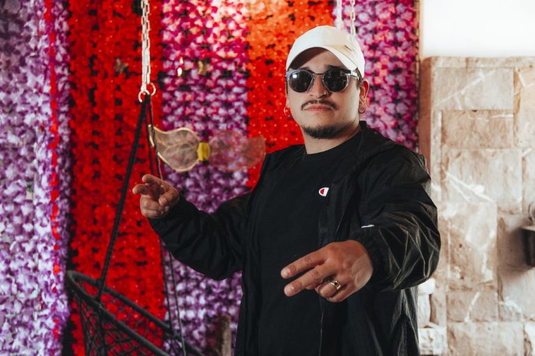 Un artista callejero que conquista corazones: Lanzamiento de «Duele» en colaboración con Pollo González de Santaferia