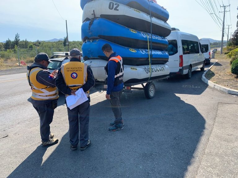 Operativo de fiscalización a transporte turístico en Pucón inspeccionó 39 vehículos