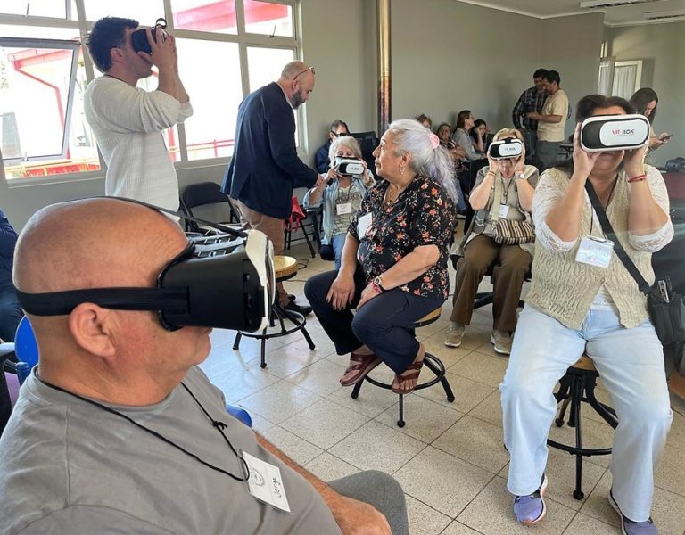 Adultos mayores de Pitrufquén viajan por el mundo gracias a la realidad virtual