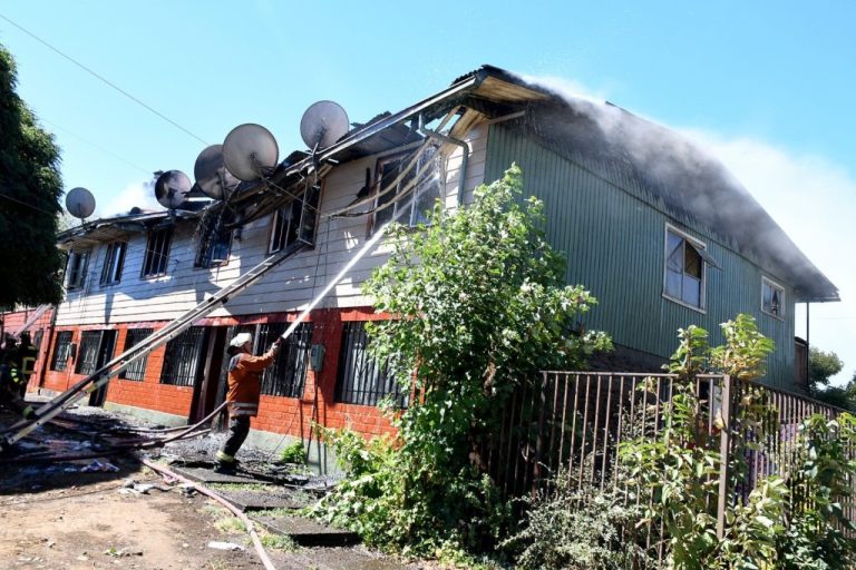 Incendio destruye 6 viviendas y deja 10 damnificados en población de Temuco: subdivisión dificultó combate de fuego