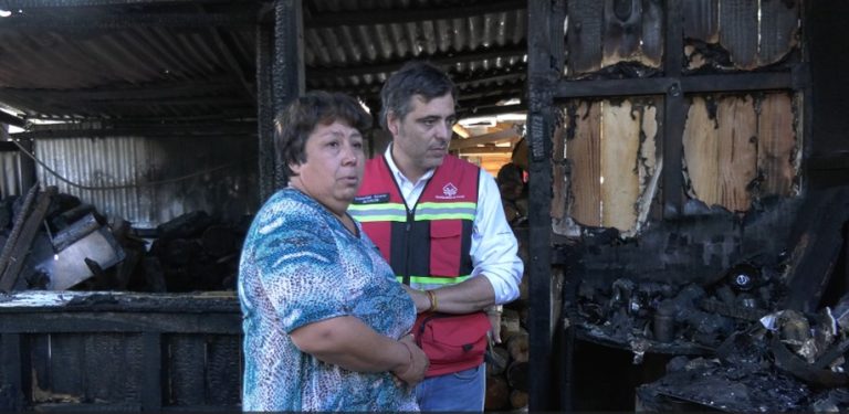 Habitantes afectados por incendio en población los arrayanes de Pucón recibirán ayuda municipal