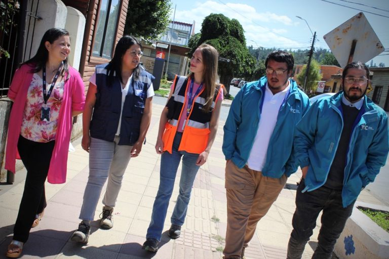 Autoridades entregan más de mil litros de agua e hidratantes al municipio de Lumaco para repartir a Bomberos y brigadistas