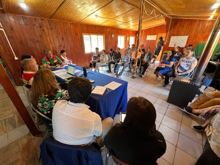Alcaldía en terreno: equipo municipal de Pucón viaja hasta Villa San Pedro para identificar y resolver problemáticas con sus vecinos