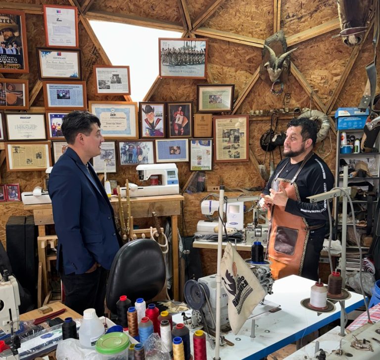 Desde la creación de artesanía en cuero, hasta la delicada técnica de la luthería