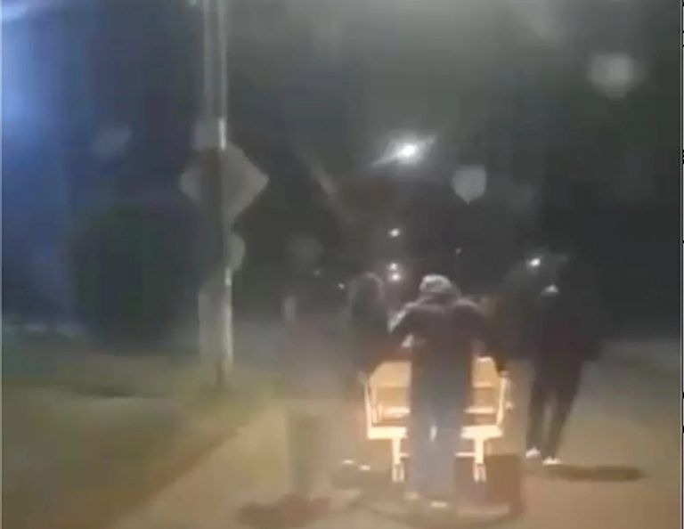 Vecino de Cajón es llevado al Cesfam por la calle en su «catre clínico»