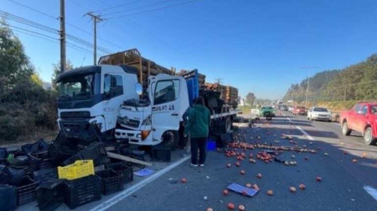 Hombre está en riesgo vital tras colisión entre dos camiones en la Ruta 5 Sur en Lautaro